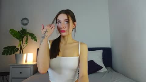 Snapshot of cutiewuwu chatting on 11/04/25, 05:50 Vivienne online show from 11/04/25, 05:50