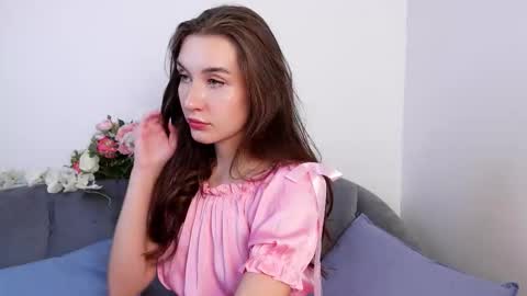 Snapshot of cutiewuwu chatting on 12/04/25, 02:26 Vivienne online show from 12/04/25, 02:26