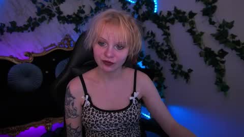 Snapshot of cutiiebunny chatting on 10/21/25, 01:34 cutiiebunny online show from 10/21/25, 01:34