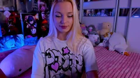 Snapshot of cuttie_ponyy chatting on 11/09/25, 09:24 Nora online show from 11/09/25, 09:24