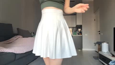 Snapshot of cwenecollins chatting on 09/20/25, 08:37 Akemi online show from 09/20/25, 08:37