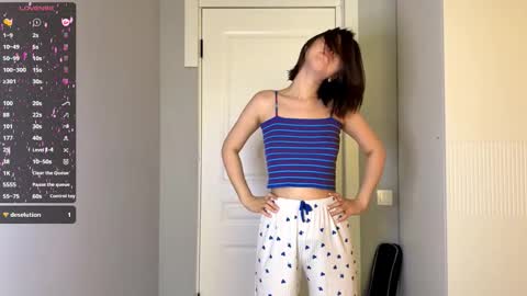 Snapshot of cwenecollins chatting on 01/06/26, 06:17 Akemi online show from 01/06/26, 06:17