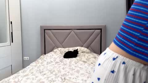 Snapshot of cwenecollins chatting on 02/25/26, 07:51 Akemi online show from 02/25/26, 07:51