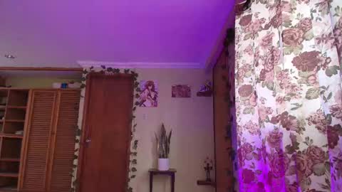 Snapshot of cybercami chatting on 02/13/26, 04:14 Camila online show from 02/13/26, 04:14