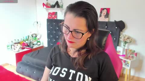 Snapshot of d_martii chatting on 02/21/25, 07:43 Mia online show from 02/21/25, 07:43