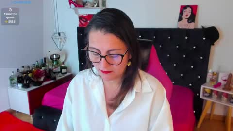 Snapshot of d_martii chatting on 03/01/25, 11:28 Mia online show from 03/01/25, 11:28