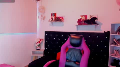 Snapshot of d_martii chatting on 09/27/25, 11:37 Mia online show from 09/27/25, 11:37