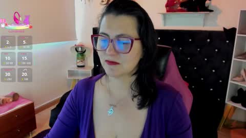 Snapshot of d_martii chatting on 09/28/25, 01:49 Mia online show from 09/28/25, 01:49