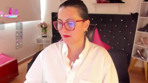Snapshot of d_martii chatting on 09/29/25, 02:22 Mia online show from 09/29/25, 02:22