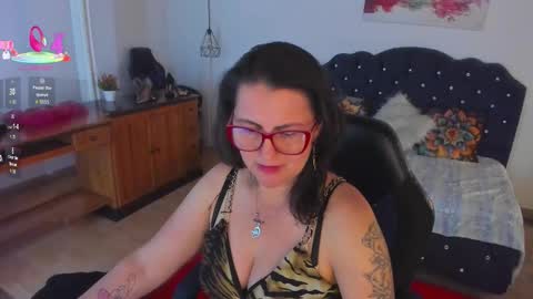 Snapshot of d_martii chatting on 10/14/25, 03:02 Mia online show from 10/14/25, 03:02