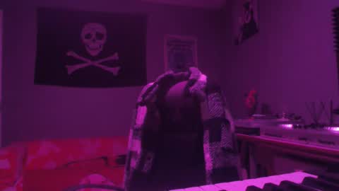 Snapshot of dabirdfree chatting on 10/21/25, 12:11 Destroyer online show from 10/21/25, 12:11