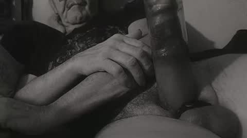 Snapshot of daddiesmonstercock chatting on 01/04/25, 03:50 daddiesmonstercock online show from 01/04/25, 03:50