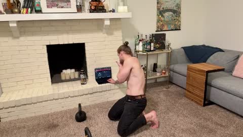 Snapshot of daddydaydrinkz chatting on 12/03/24, 07:43 DaddydayDrinkz online show from 12/03/24, 07:43