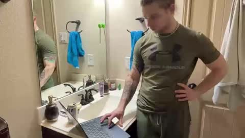 Snapshot of daddydaydrinkz chatting on 02/21/25, 07:01 DaddydayDrinkz online show from 02/21/25, 07:01