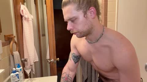 Snapshot of daddydaydrinkz chatting on 11/23/25, 08:58 DaddydayDrinkz online show from 11/23/25, 08:58