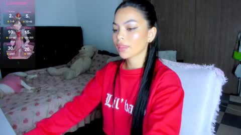 Snapshot of daddysweeeetbody chatting on 01/05/25, 12:09 Sophie online show from 01/05/25, 12:09