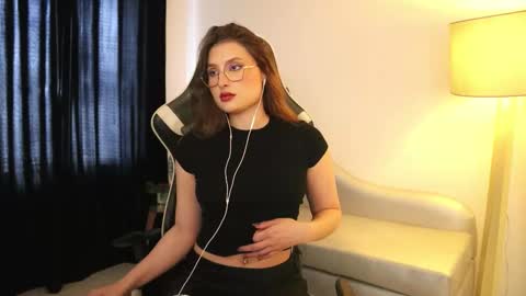 Snapshot of daisha_riley chatting on 11/18/25, 02:43 Lauren online show from 11/18/25, 02:43