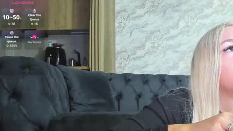 Snapshot of daisy_abby03 chatting on 10/16/25, 04:24 DaIsy Abby online show from 10/16/25, 04:24