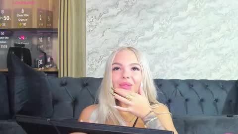 Snapshot of daisy_abby03 chatting on 10/19/25, 06:58 DaIsy Abby online show from 10/19/25, 06:58