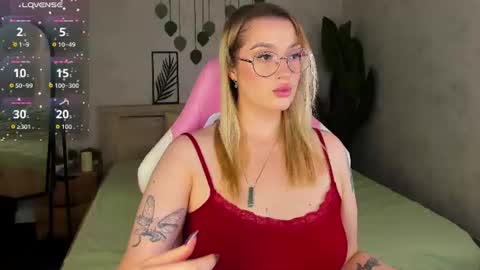 Snapshot of daisy_beckerr chatting on 08/09/26, 09:25 Viickie online show from 08/09/26, 09:25
