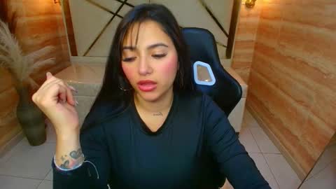 Snapshot of dakotha_v chatting on 11/28/25, 03:20 Dakotha online show from 11/28/25, 03:20