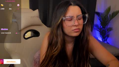 dakottaa__ online show from 01/17/26, 11:41