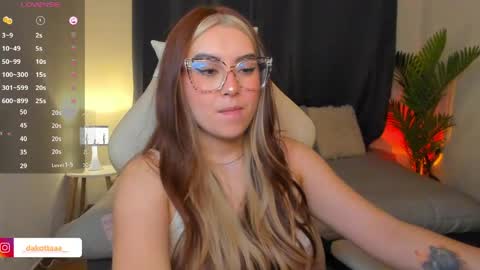 dakottaa__ online show from 04/23/26, 12:01