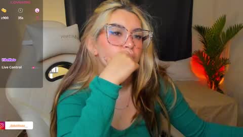 dakottaa__ online show from 06/06/26, 12:16