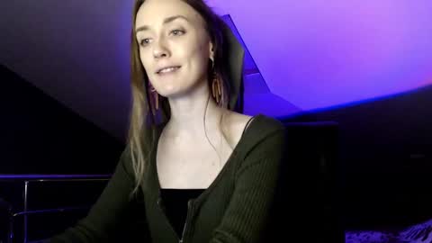 Snapshot of dalia_peach chatting on 12/12/24, 02:00 Dalia online show from 12/12/24, 02:00