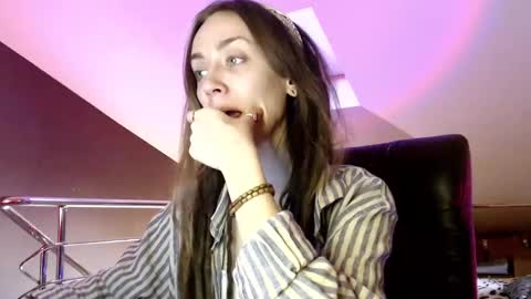 Snapshot of dalia_peach chatting on 01/11/25, 10:51 Dalia online show from 01/11/25, 10:51