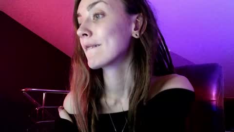 Snapshot of dalia_peach chatting on 01/22/25, 01:21 Dalia online show from 01/22/25, 01:21