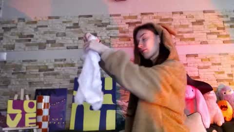 Snapshot of dalia_peach chatting on 10/29/25, 09:33 Dalia online show from 10/29/25, 09:33