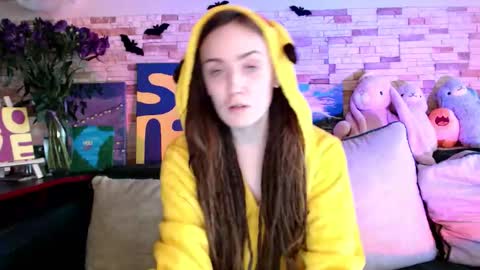 Snapshot of dalia_peach chatting on 11/05/25, 10:15 Dalia online show from 11/05/25, 10:15