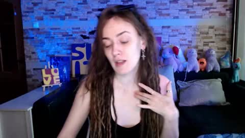 Snapshot of dalia_peach chatting on 11/17/25, 09:37 Dalia online show from 11/17/25, 09:37