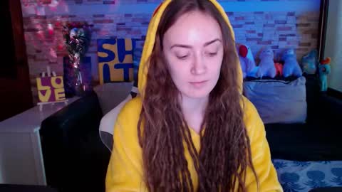 Snapshot of dalia_peach chatting on 11/24/25, 09:42 Dalia online show from 11/24/25, 09:42