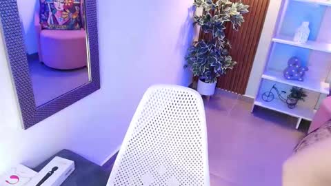 Snapshot of dalila_sky chatting on 10/18/25, 06:30 Dalila online show from 10/18/25, 06:30