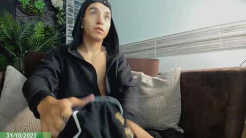 Snapshot of dallen_grant chatting on 10/31/25, 12:17 Dallen Grant online show from 10/31/25, 12:17