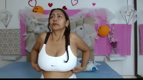 Snapshot of damaryleon chatting on 10/20/25, 07:03 damaryleon online show from 10/20/25, 07:03