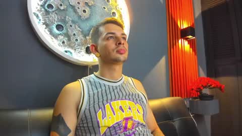 Snapshot of damian__oliver chatting on 12/17/24, 07:07 Damian Oliver online show from 12/17/24, 07:07