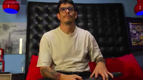 Snapshot of damian_bulls chatting on 02/23/26, 01:08 ---Damian--- online show from 02/23/26, 01:08