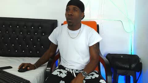 Snapshot of damian_hart_24cm chatting on 10/23/25, 10:41 damian_hart_24cm online show from 10/23/25, 10:41