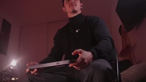 Snapshot of damianow chatting on 12/19/25, 11:34 insta damn8 -------- online show from 12/19/25, 11:34