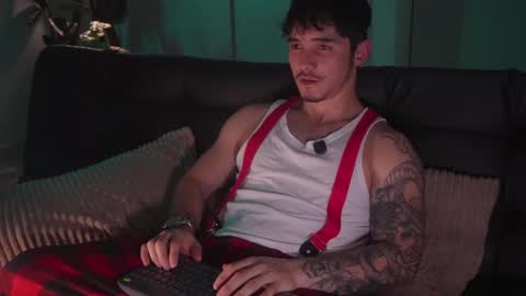 Snapshot of damianow chatting on 12/21/25, 12:40 insta damn8 -------- online show from 12/21/25, 12:40