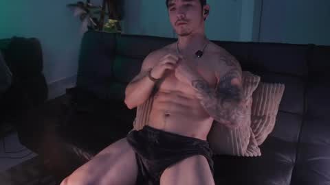 Snapshot of damianow chatting on 12/21/25, 12:56 insta damn8 -------- online show from 12/21/25, 12:56