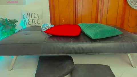 Kary-- independent model Schedule 0530am-1000am colombian time online show from 12/18/24, 08:14