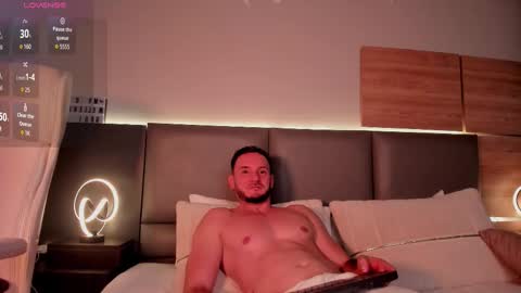 Snapshot of damonsantos chatting on 10/22/25, 06:07 D A M O N online show from 10/22/25, 06:07