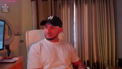 Snapshot of damonsantos chatting on 10/23/25, 03:33 D A M O N online show from 10/23/25, 03:33