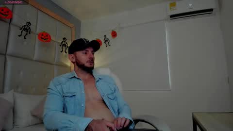 Snapshot of damonsantos chatting on 10/26/25, 01:17 D A M O N online show from 10/26/25, 01:17