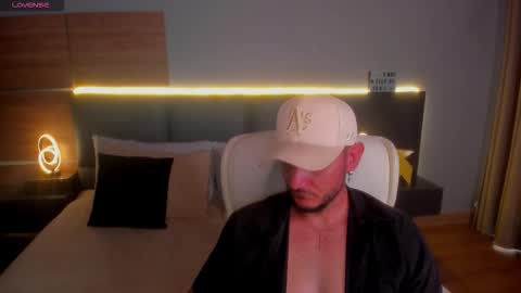 Snapshot of damonsantos chatting on 12/22/25, 04:48 D A M O N online show from 12/22/25, 04:48