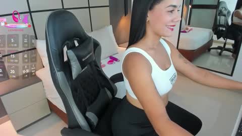 Snapshot of dana_daree chatting on 10/18/25, 02:14 D A N A online show from 10/18/25, 02:14